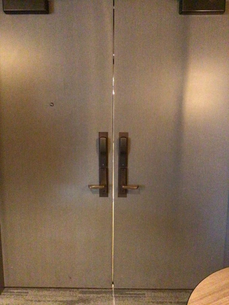 Infiltration gap between the doors